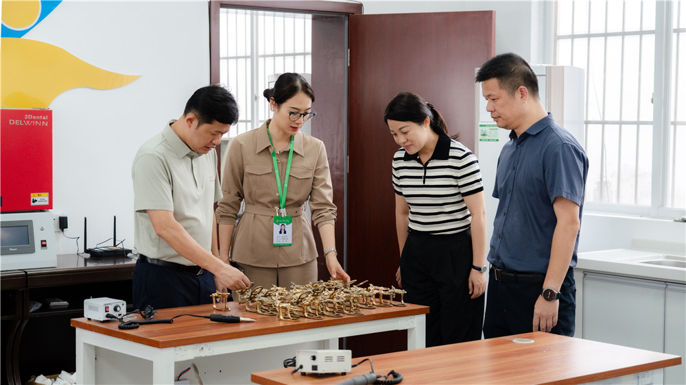 校地企携手促发展 产学研融合兴职教——贵港市覃塘区相关单位到我校考察交流(图3)