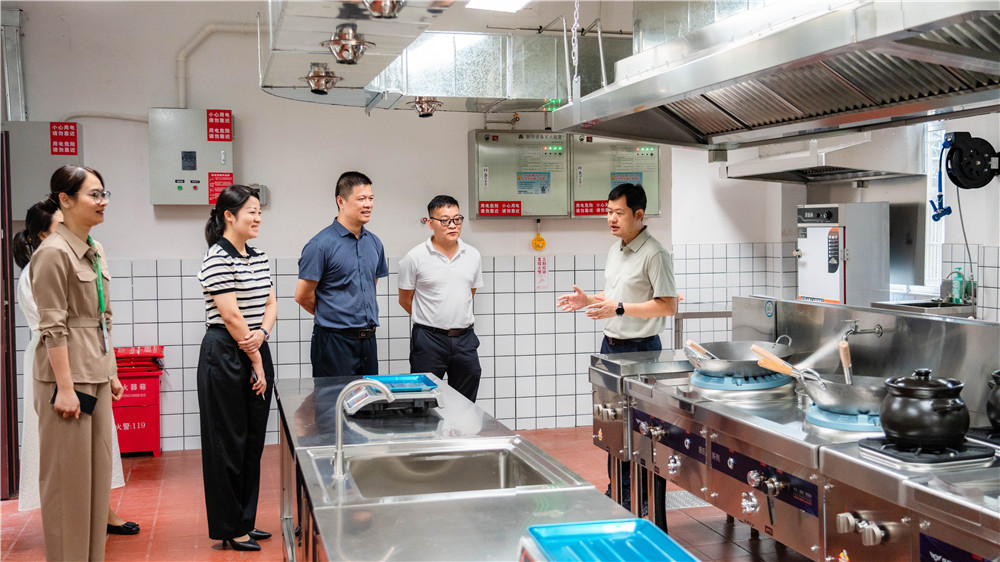 校地企携手促发展 产学研融合兴职教——贵港市覃塘区相关单位到我校考察交流(图2)