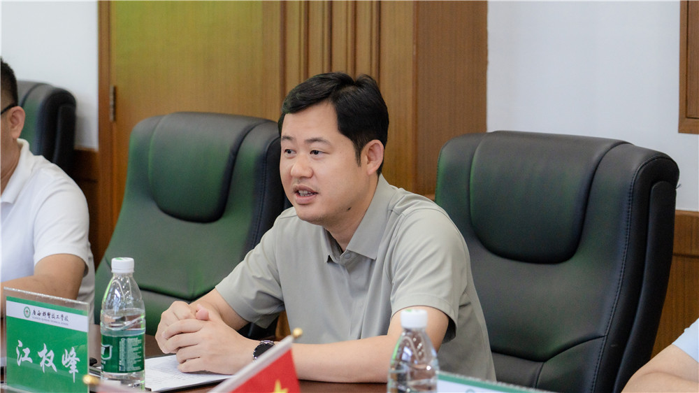 校地企携手促发展 产学研融合兴职教——贵港市覃塘区相关单位到我校考察交流(图4)