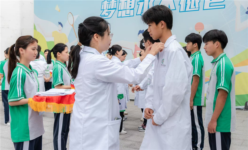白衣承使命 誓言践初心——广西群贤技工学校举行2025级医药健康类专业学生白大衣授予暨宣誓仪式(图6)
