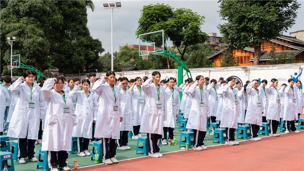 白衣承使命 誓言践初心——广西群贤技工学校举行2025级医药健康类专业学生白大衣授予暨宣誓仪式(图9)